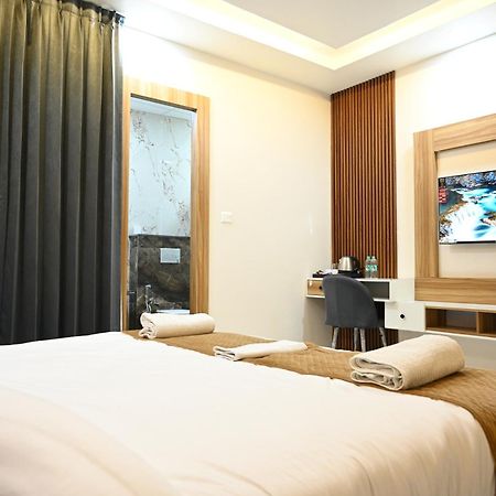 The Janki Hotel Ayodhya Bagian luar foto