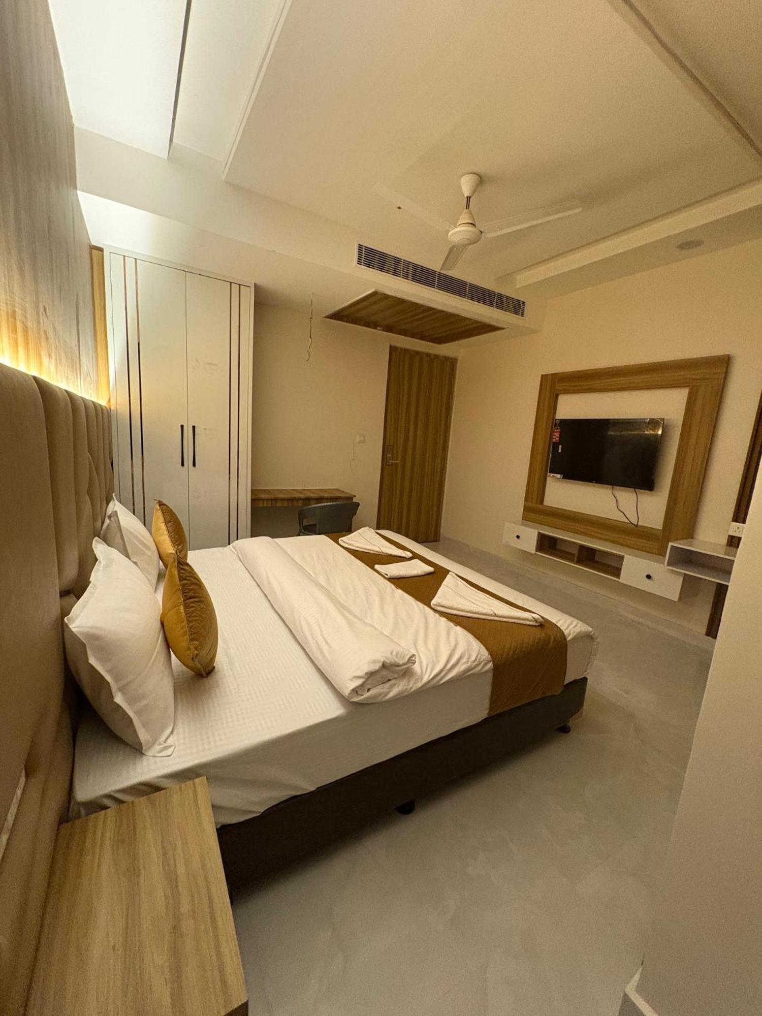 The Janki Hotel Ayodhya Bagian luar foto