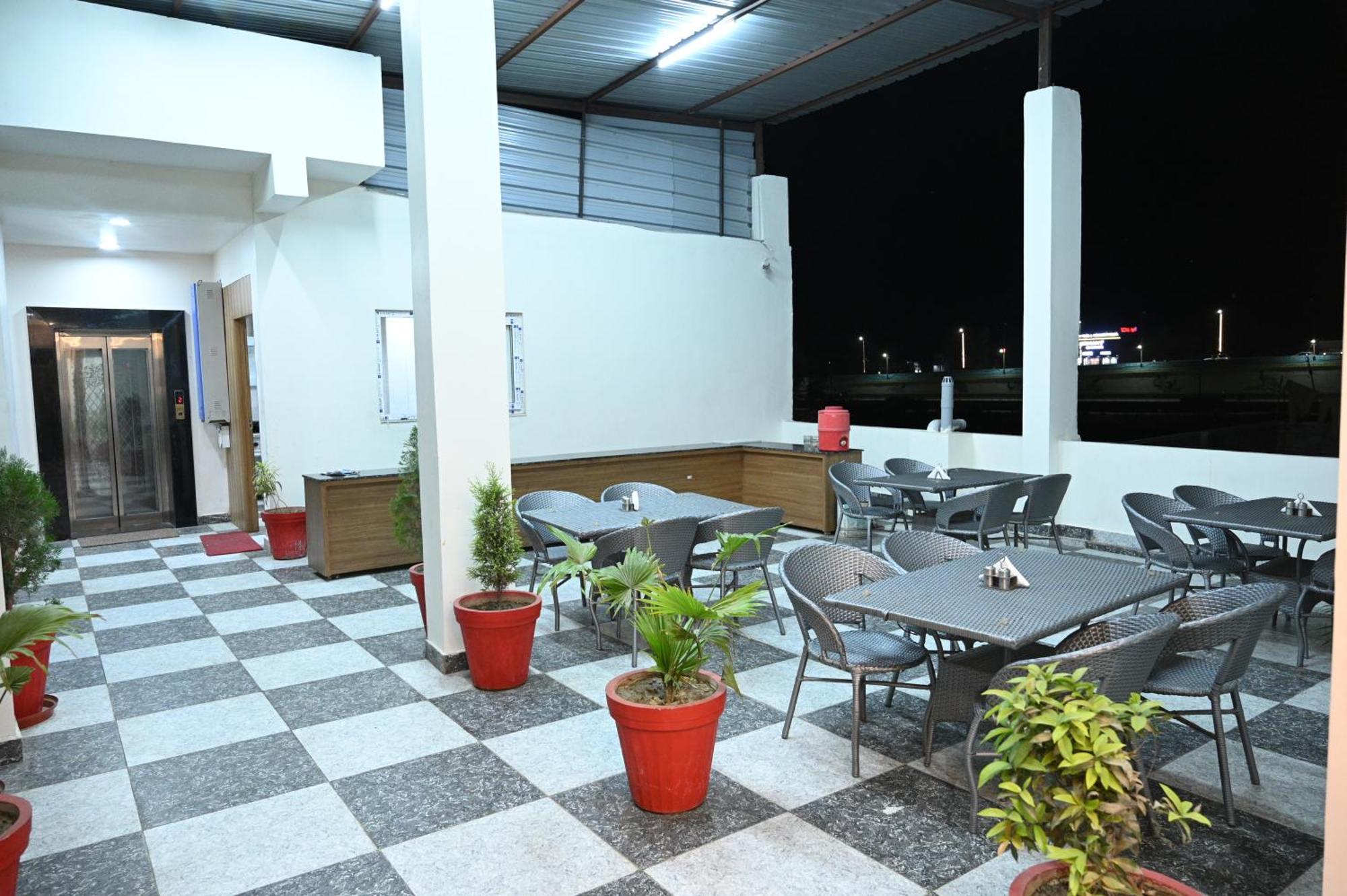 The Janki Hotel Ayodhya Bagian luar foto
